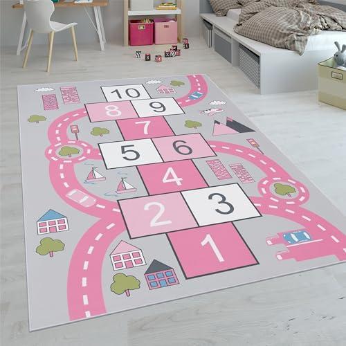 Roze speelmat met hopscotch ontwerp voor kinderen in speelkamer.